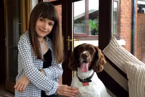 Thương tâm cô gái mắc chứng bệnh xương hóa đá kỳ lạ