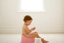 Khám phá tục ngồi bô thú vị của trẻ em thế giới