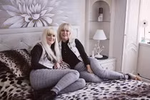 Bà mẹ "dao kéo" để giống con gái như song sinh