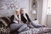 Bà mẹ "dao kéo" để giống con gái như song sinh