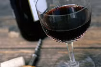 Tuyệt chiêu tẩy trắng răng vàng ố do uống rượu bia