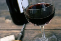 Tuyệt chiêu tẩy trắng răng vàng ố do uống rượu bia