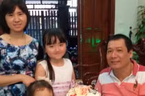 Xúc động hành trình làm cha trên chiếc xe lăn