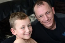 Bé trai nhỏ tuổi nhất phải bỏ ngực vì bệnh lạ