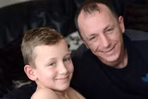 Bé trai nhỏ tuổi nhất phải bỏ ngực vì bệnh lạ