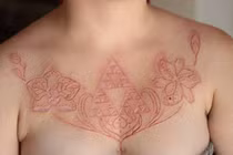 Gái trẻ bất chấp đau đớn rạch da xăm hình cơ thể