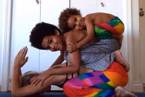 Bộ ảnh yoga đẹp của 3 mẹ con gây sốt mạng