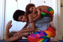 Bộ ảnh yoga đẹp của 3 mẹ con gây sốt mạng