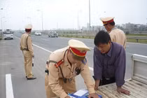 Bí mật giám sát CSGT vẫy xe