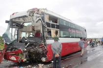 Xe tải đâm xe khách, 11 người thương vong