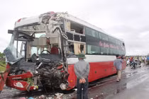 Xe tải đâm xe khách, 11 người thương vong