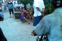 Rút súng trấn áp 2 thanh niên giật đồ cúng cô hồn