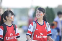 Fan nữ đẹp rạng ngời bên lề trận VN - Arsenal