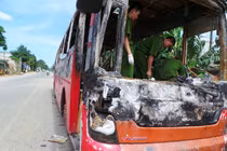Xe khách bốc cháy dữ dội lúc nửa đêm