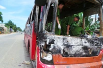 Xe khách bốc cháy dữ dội lúc nửa đêm