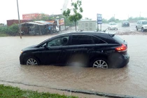 Xe tiền tỷ “chết đuối” trên đường ngập lụt ở Thủ đô