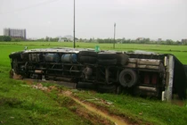 Bão "quật" xe tải lật nhào xuống ruộng
