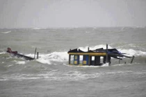 Đã cứu được 3 thủy thủ trôi dạt trên biển