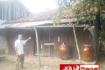 Tự thú không ai tin, lăn ra ngủ bên... xác chết