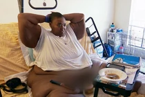 Cuộc sống chỉ ăn với nằm của quý bà nặng gần 400kg