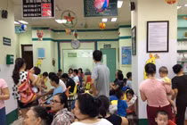 Khốn khổ như chầu chực tiêm vắc xin cho con ở Hà Nội