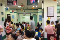 Khốn khổ như chầu chực tiêm vắc xin cho con ở Hà Nội