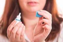Người đàn ông mới 35 tuổi đã đục thủy tinh thể do thuốc nhỏ mắt