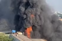 Khói lửa cuồn cuộn bao trùm bãi giữ xe ở TPHCM