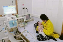 Trẻ 7 tháng tuổi viêm phổi, suy hô hấp cấp do sởi biến chứng nặng
