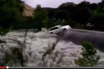 Clip nước lũ cuốn phăng nhiều ôtô đắt tiền