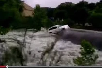 Clip nước lũ cuốn phăng nhiều ôtô đắt tiền