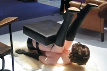 Té ghế với những hình ảnh “không thể đỡ nổi“