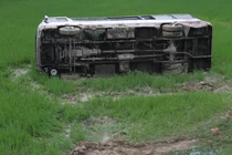 Xe khách “lộn” nhào xuống ruộng, 8 người nhập viện