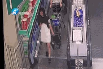 Quên buộc dây giày khi đi thang cuốn và cái kết bất ngờ