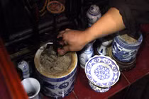 Chuyên gia phong thủy tư vấn cách bốc lại bát hương cuối năm