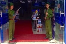 Siêu thị Trần Anh dùng người mẫu mặc quân phục vi phạm điều cấm?