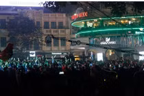 Người Hà Nội tưng bừng xuống phố đón năm mới 2017