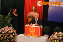 Hình ảnh Tổng bí thư Nguyễn Phú Trọng ở điểm bầu cử phường Nguyễn Du