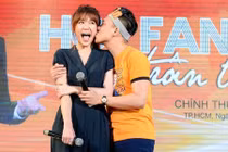 Trấn Thành bất ngờ hôn Hari Won trong buổi họp fan