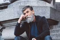 Khó đỡ khởi nghiệp nghề người mẫu ở tuổi xế chiều nhờ...râu