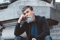 Khó đỡ khởi nghiệp nghề người mẫu ở tuổi xế chiều nhờ...râu