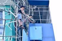 Hàng loạt quán karaoke dỡ biển quảng cáo bán sắt vụn