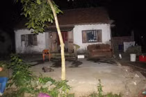 Rợn người mẹ đứng nhìn con trai tưới xăng thiêu bố