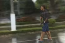 Bố cầm súng khống chế con trai rồi cướp xe taxi