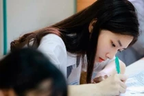 Nữ sinh xinh đẹp giống Lưu Diệc Phi bị chụp lén trong phòng thi