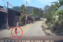 Bé gái thoát chết kỳ diệu ngay trước mũi ô tô