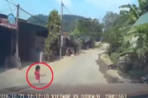 Bé gái thoát chết kỳ diệu ngay trước mũi ô tô