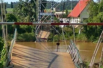 Lập bến phà nơi cầu sập đưa người dân qua sông Đồng Nai