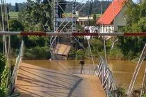 Lập bến phà nơi cầu sập đưa người dân qua sông Đồng Nai