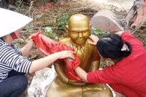 Phát hiện pho tượng lạ màu vàng khi đào đất ngăn đầm tôm